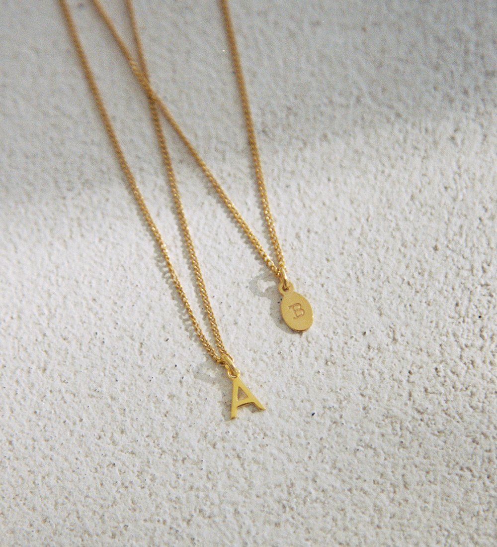 OUTLINE INITIAL NECKLACE A-Z (18K GOLD VERMEIL) - IMAGE 4