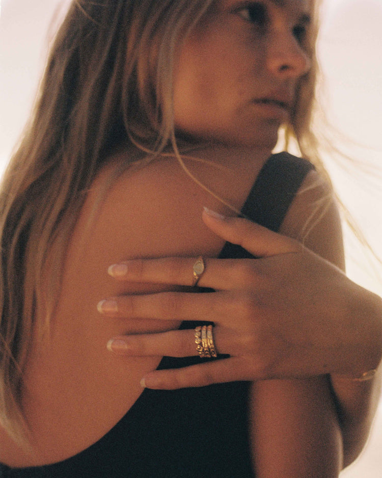 ALIGN SIGNET RING (18K GOLD VERMEIL) IMAGE 2