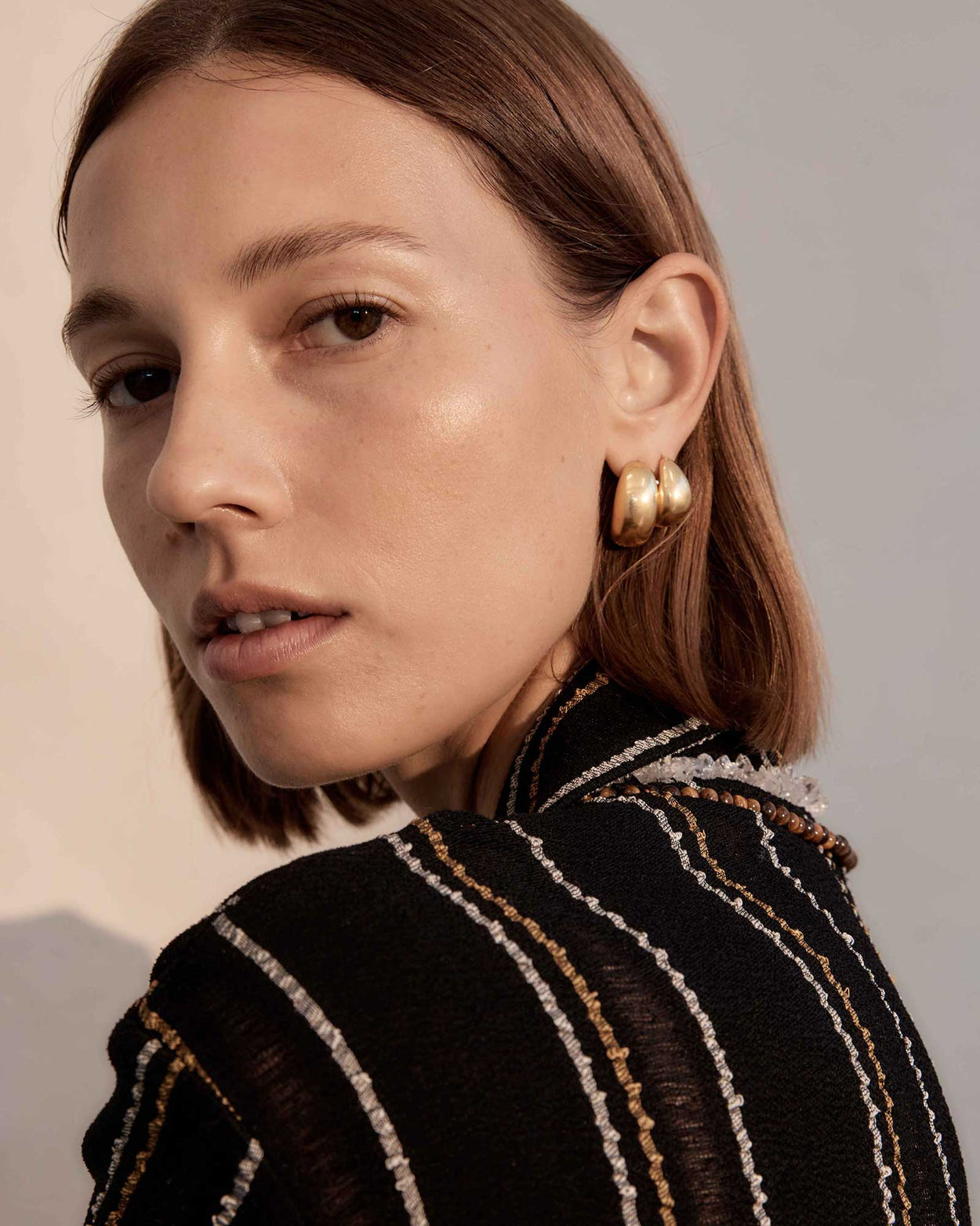 TRESOR HOOPS MEDIUM (18K GOLD PLATED) IMAGE 5