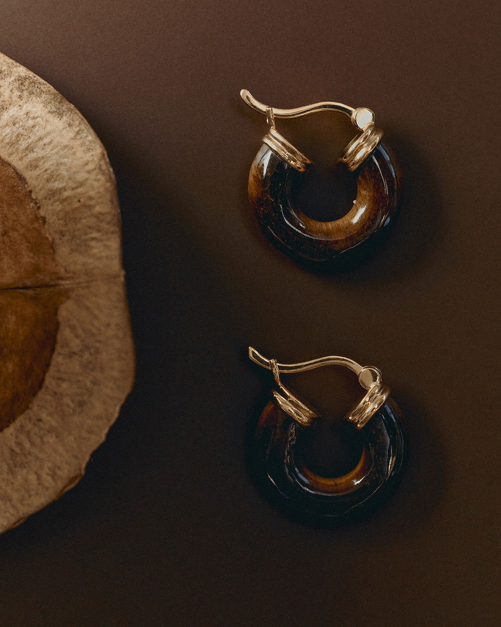 TEMPO TIGERS EYE HOOPS (18K GOLD PLATED) IMAGE 2