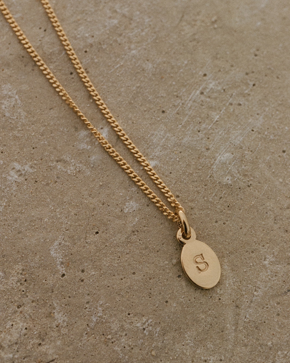 INITIAL NECKLACE A-Z (18K GOLD VERMEIL) IMAGE 4